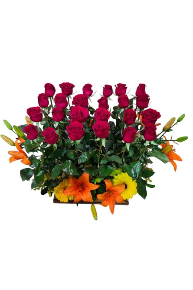 ARREGLO DE 24 ROSAS ROJAS ,LILIS Y GERBERAS DISPUESTAS EN CAJA DE MADERA