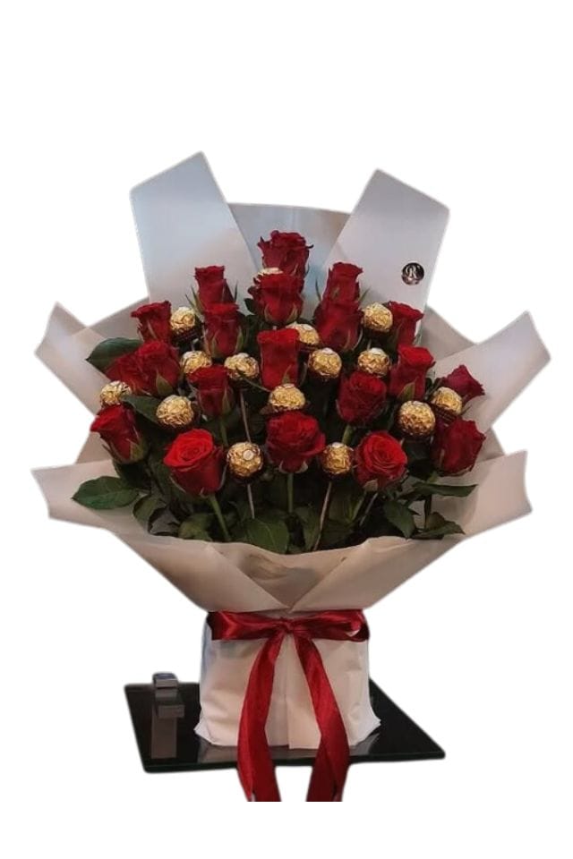 HERMOSO RAMO DE 24 ROSAS ROJAS CON 16 PIEZAS DE CHOCOLARES FERRERO ROCHER