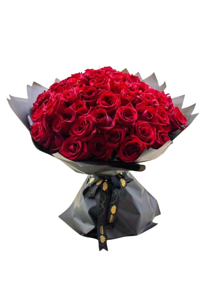 RAMO DE 50 ROSAS ROJAS EN ESPIRAL CON GIPSOPHILIA Y PAPEL DECORATIVO