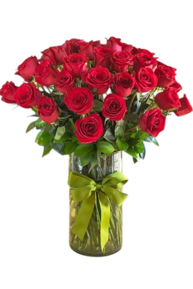 JARRON DE VIDRIO COMPUESTO POR 50 ROSAS ROJAS DE INVERNADERO Y LISTON DECORATIVO