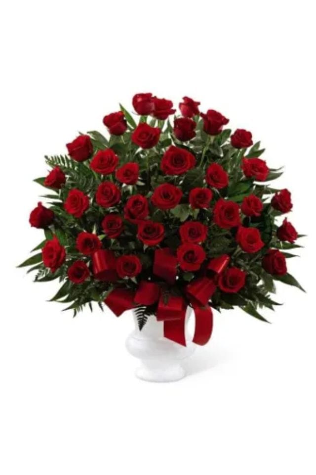 ARREFLO DE 50 ROSAS ROJAS DISPUESTAS EN BONITA BASE DE CERAMICA