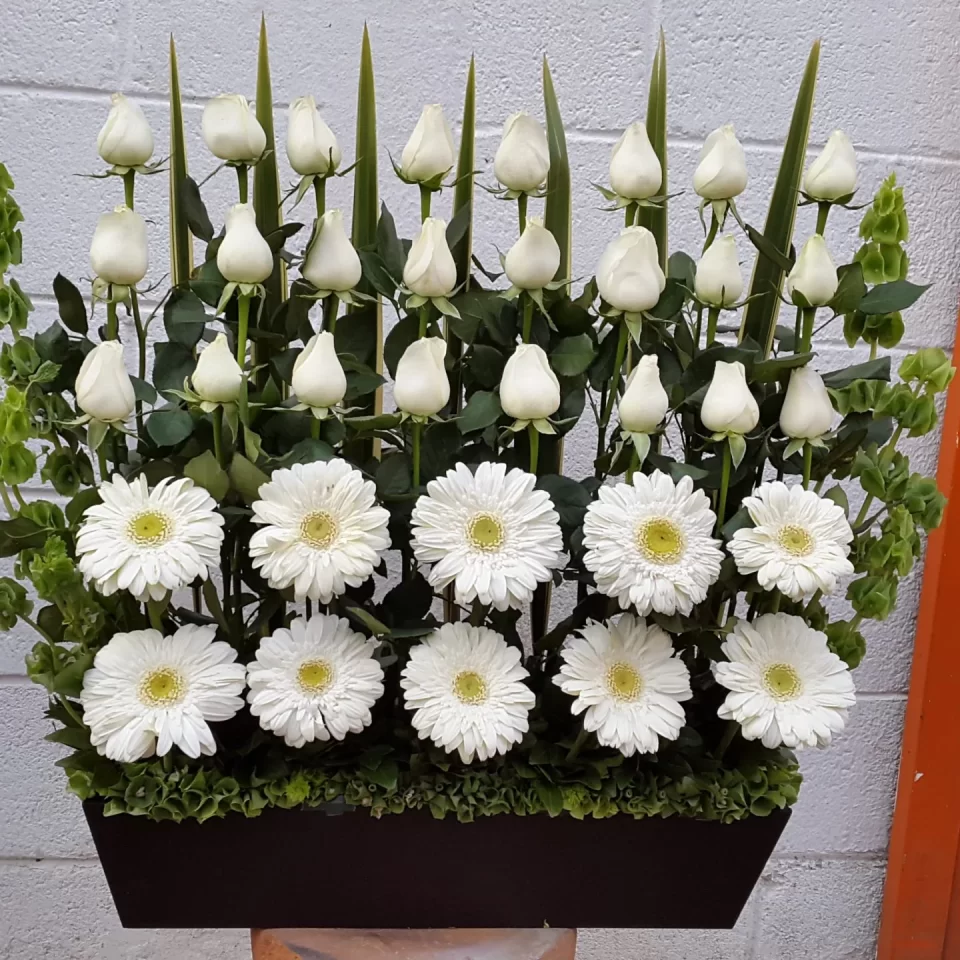 Arreglo de flores de 24 rosas