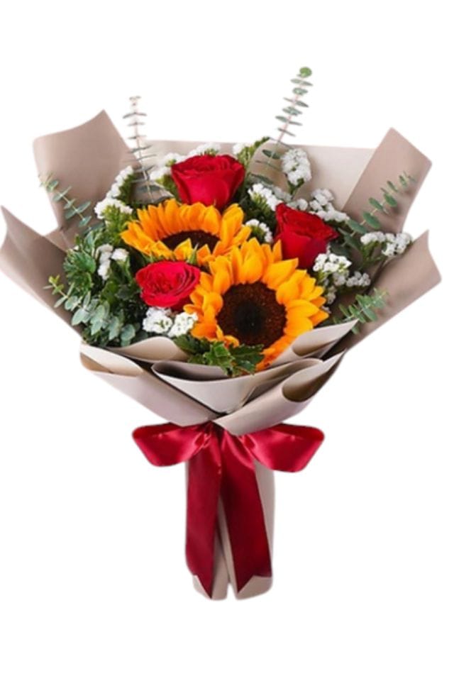 HERMOSO BOUQUET COMPUESTO DE 5 ROSAS DE INVERNADERO Y 2 GIRASOLES CON FOLLAJE, ENVUELTO CON PAPEL COREANO DECORATIVO.