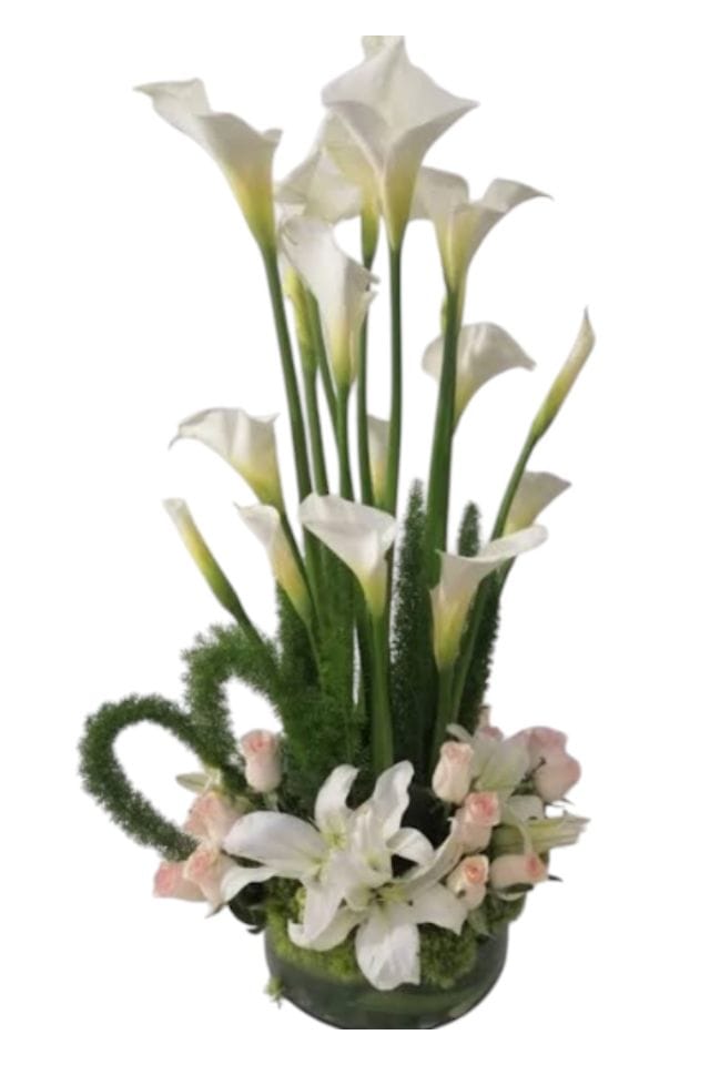 BONITO DESEÑO DE ARREGLO FLORAL DE 20 ALCATARCES CON ROSAS Y LILIES BLANCAS