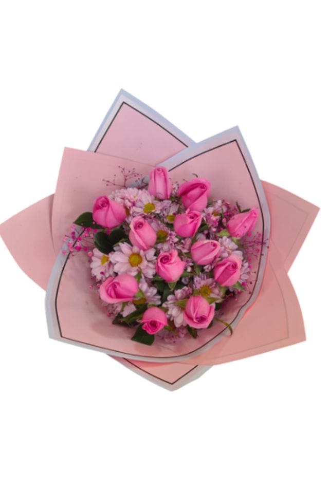 RAMO DE 12 ROSAS ROSAS TIPÓ AMERICANO ACOMPAÑADO DE FOLLAJE Y PAPEL DECORATIVO.