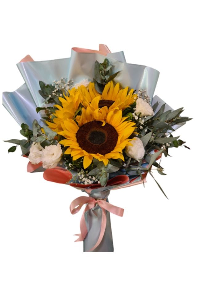 RAMO COMPUESTO DE 3 GIRASOLES, LISSIANTUS, GIPSOFILIA, EUCALIPTO, CON PAPEL  Y MOÑO DECORATIVO.