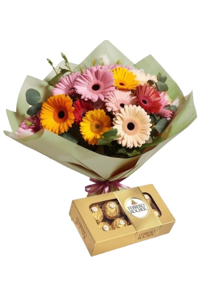 BOUQUET DE 12 GERBERAS MULTICOLOR CON EUCALIPTO Y FOLLAJE ENVUELTOS CON PAPEL DECORATIVO Y CAJA DE CHOCOLATES FERRERO ROCHER 8 PIEZAS
