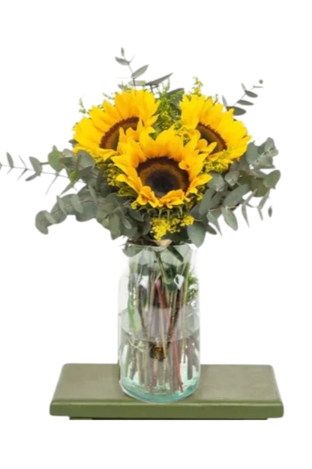 JARRON DE VIDRIO COMPUESTO POR 3 GIRASOLES Y EUCALIPTO