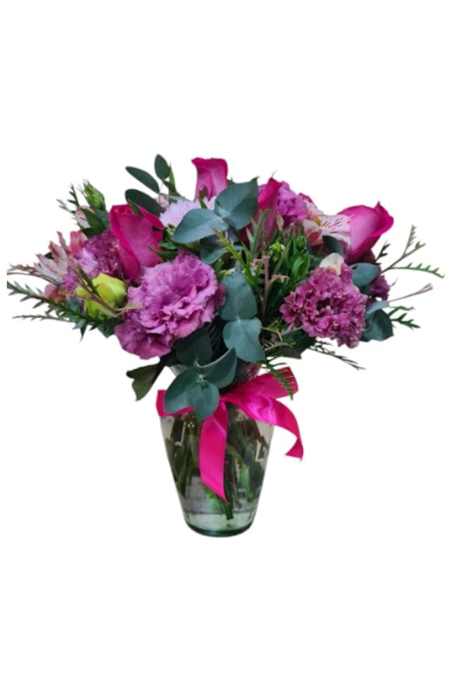 HERMOSO FLORERO DE CRISTAL CON 6 ROSAS ROSAS DE INVERNADERO Y HERMOSOS LISIANTUS CON FLORES Y FOLLAJES DE ESTACION
