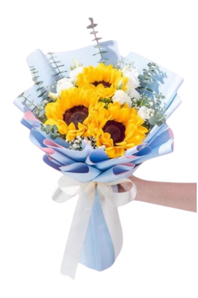 HERMOSO BOUQUET COMPÚESTO POR 3 GIRASOLES , 12 ROSAS BLANCAS ,EUCALIPTO ENVUELTAS CON PAPEL DECORATIVO