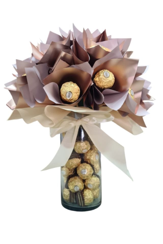 ARREGLO DE 48 CHOCOLATES FERRERO EN JARRON DE VIDRIO.