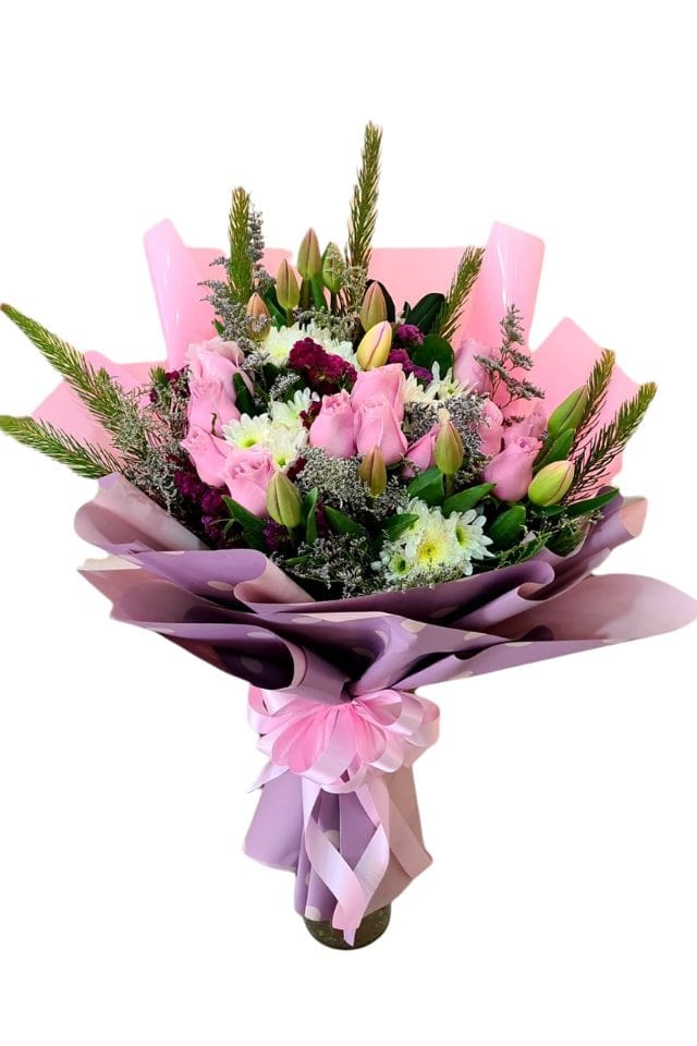 BELLO BOUQUET COMPUESTO POR 12 ROSAS ROSAS, 10 TULIPANES, MARGARITAS Y ELEGANTE FOLLAJE ENVUELTAS CON BONITO PAPEL DECORATIVO