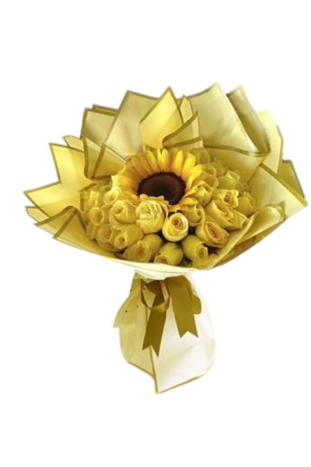 BONITO BOUQUETCOMPUESTO POR 24 ROSAS AMARILLAS Y UN GIRASOL AL CENTRO ENVUELTOS CON DELICADO PAPEL DECORATIVO