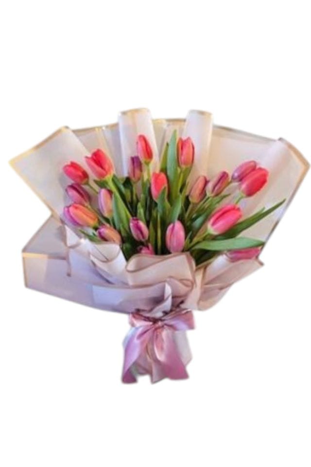 FINO BOUQUET COMPUESTO CON 20 TULIPANES ROSADOS DECORADOS CON FINO PAPEL COREANO