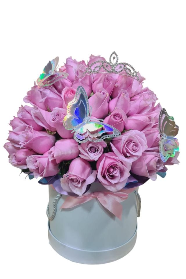 CAJA DE CARTON COMPUESTA POR 100 ROSAS LILAS Y ACCESORIOS DECORATIVOS