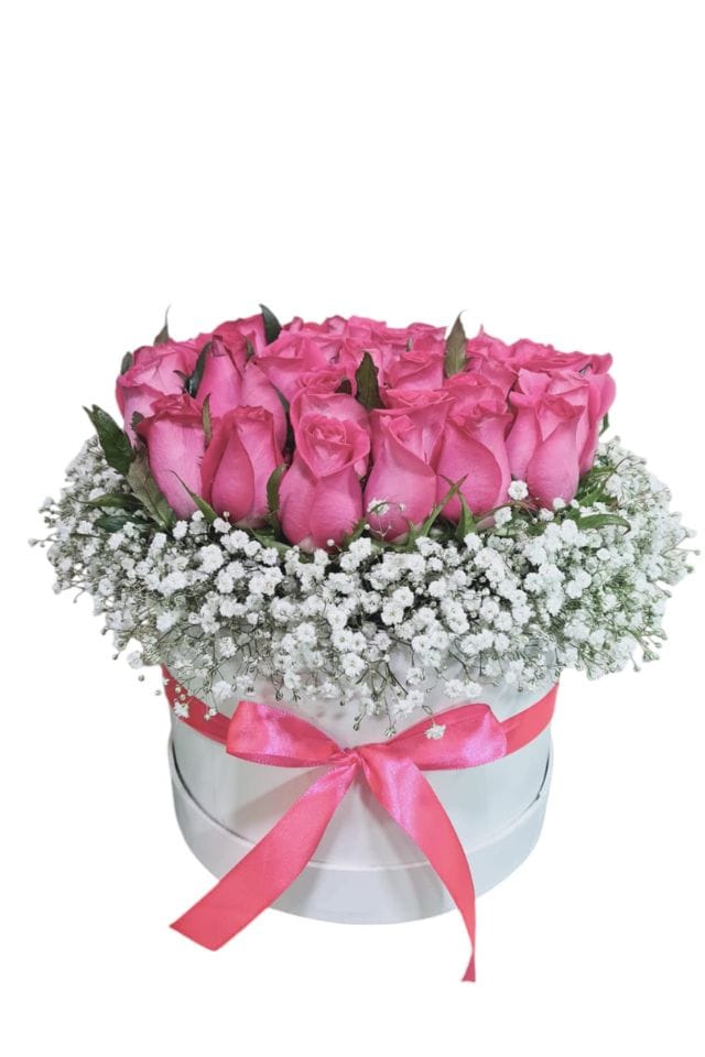 CAJA DE MADERA COMPUESTA POR 24 ROSAS ROSADAS Y GIPSOPHILIA CON LISTON DECORATIVO