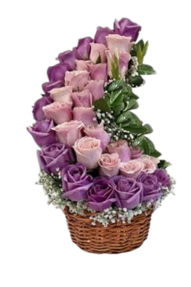 DELICADA CANASTA DE MIMBRE CON 36 ROSAS EN TONOS ROSADOS DISPUESTAS DE FORMA ASCENDENTE