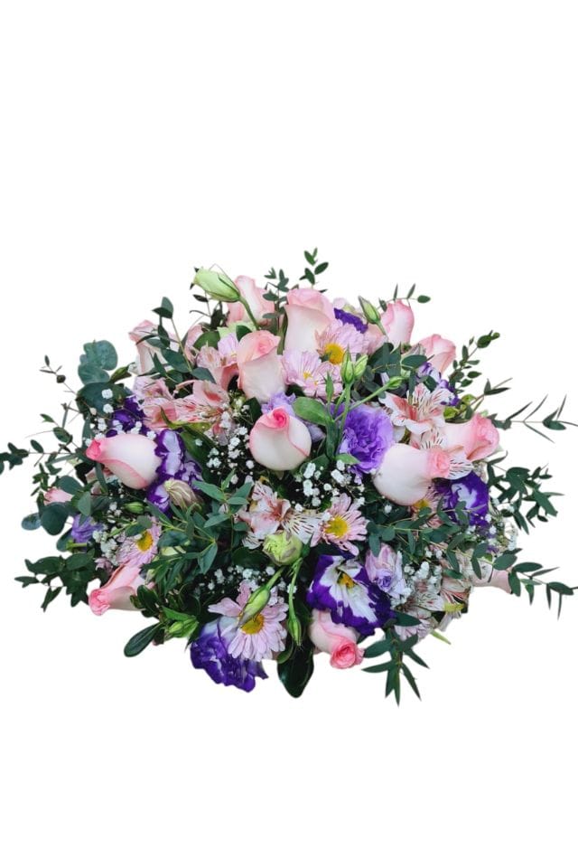 DELICADO ARREGLO FLORAL EN BASE DE CERAMICA COMPUESTO DE ROSAS, LISIANTUS, MARGARITAS Y FOLLAJE