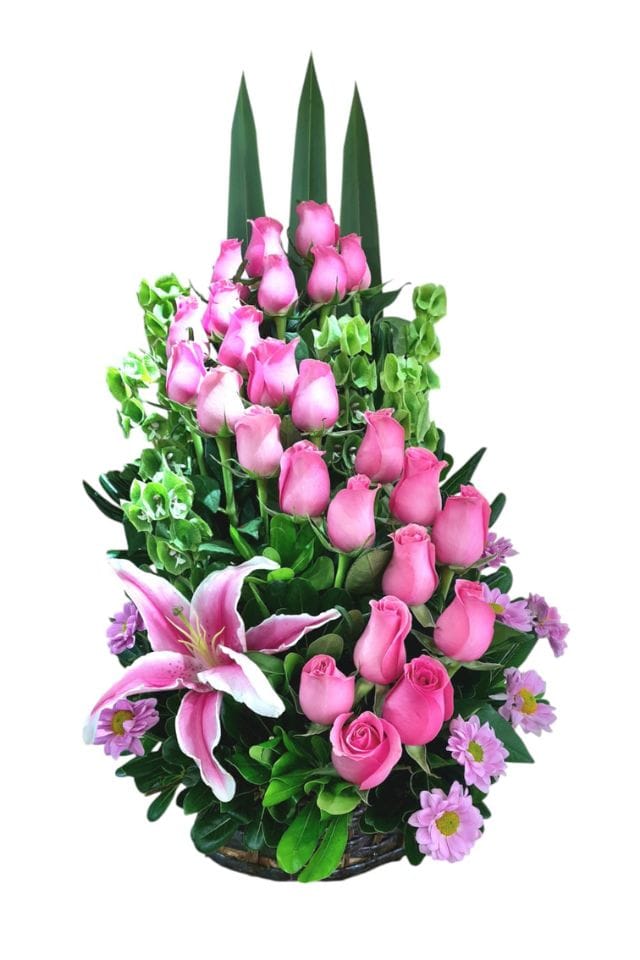 DELICADO ARREGLO FLORAL EN FOMA DE “S” COMPUESTO POR 24 ROSAS ROSAS