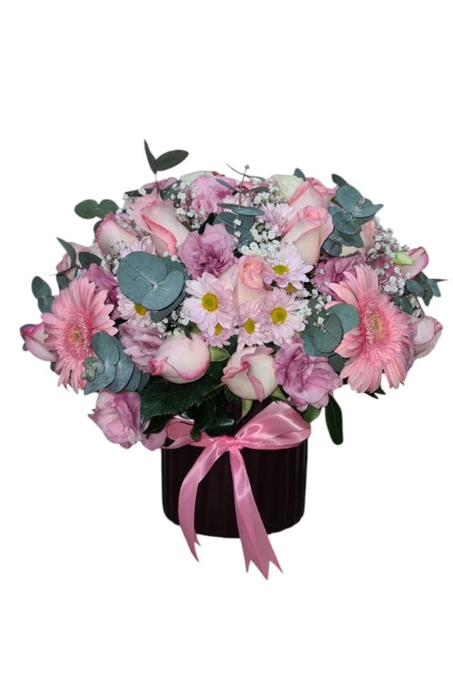 ELEGANTE ARREGLO EN BASE DE CERAMICA COLOR CHOCOLATE COMPUESTO POR ROSAS ROSAS, GERBERAS, MARGARITAS Y DELICADO FOLLAJE