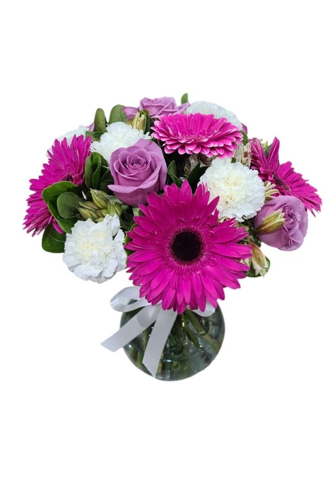 FLORERO COMPUESTO POR GERBERAS ROSAS, MARGARITAS Y LISTON DECORATIVO.