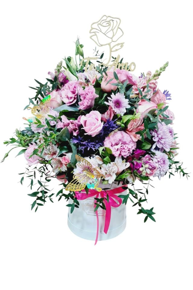 HERMOSA CAJA DE FLORES MIXTAS COMO ROSAS, ASTROMELIAS, MARGARIAS, LISIANTUS Y FINO FOLLAJE EN TONOS ROSADOS