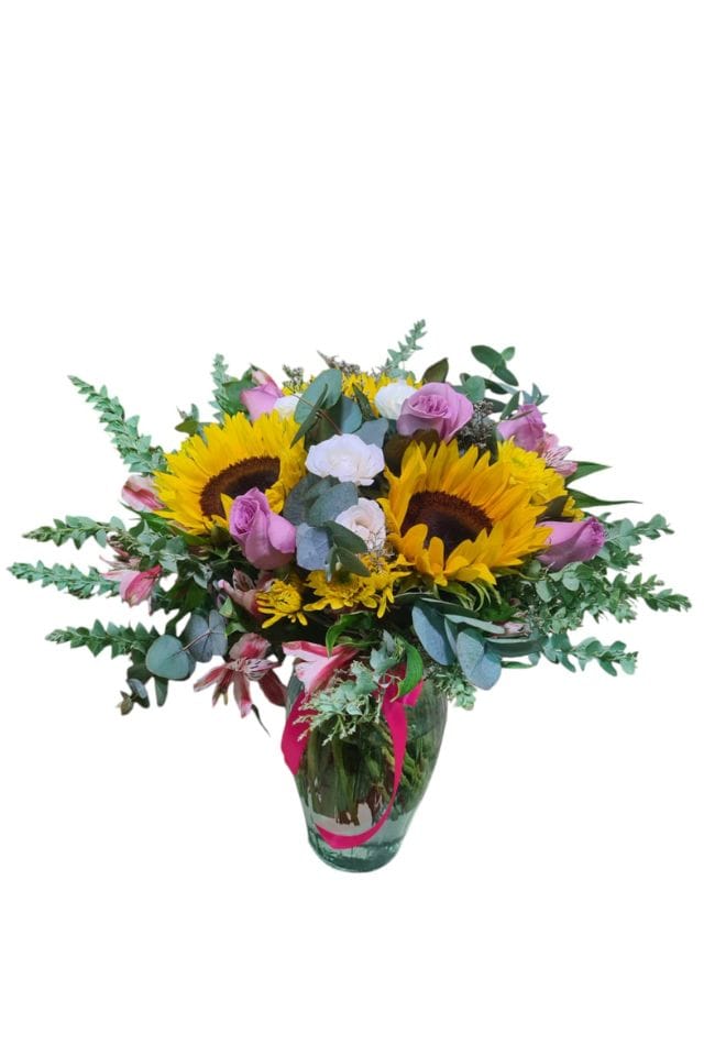 HERMOSO JARRON DE VIDRIO COMPUESTO POR 3 GIRASOLES , 12 ROSAS MORADASY DELICADO FOLLAJE
