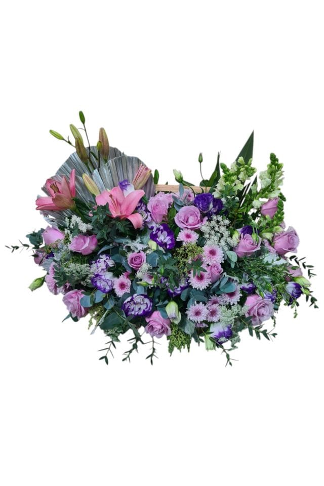 MODERNO ARREGLO FLORAL COMPUESTO POR ROSAS , LILIS LISIANTUS Y MARGARITAS