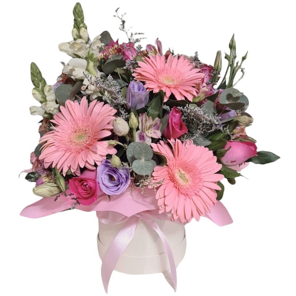 CAJA DE FLORES VARIADAS CON FLORES EN TONOS ROSADOS (5 GERBERAS,6 ROSAS,PERRITO,ASTROMELIAS Y FOLLAJE)